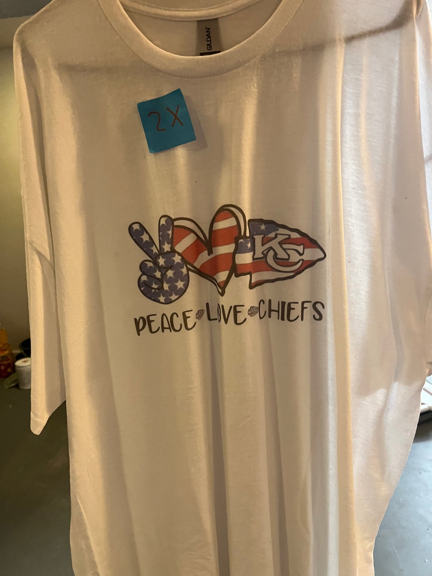 2x peace love chiefs Tshirt